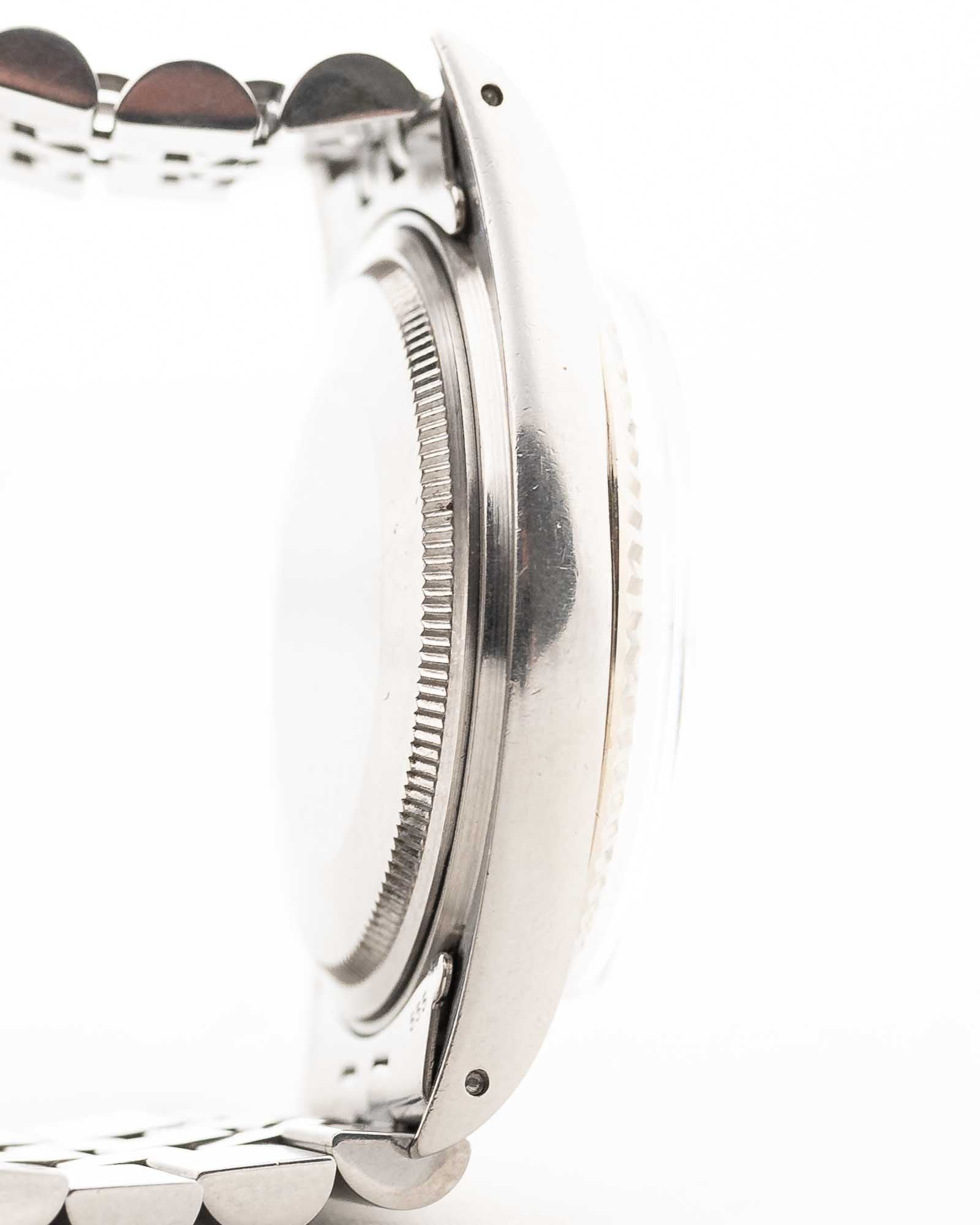 The Gilded Crown Unique & People Attraction